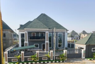 Luxury Living in Sabon Lugbe: 6-Bedroom Duplex for Sale – ₦250M  (Call 08166627157)