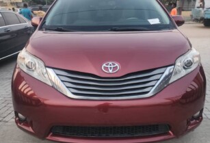 Clean Tokunbo 2011 Toyota Sienna XLE in Lagos – Call 08035443273